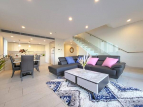 Spacious 3-Bed Penthouse with Perfect View, Sydney